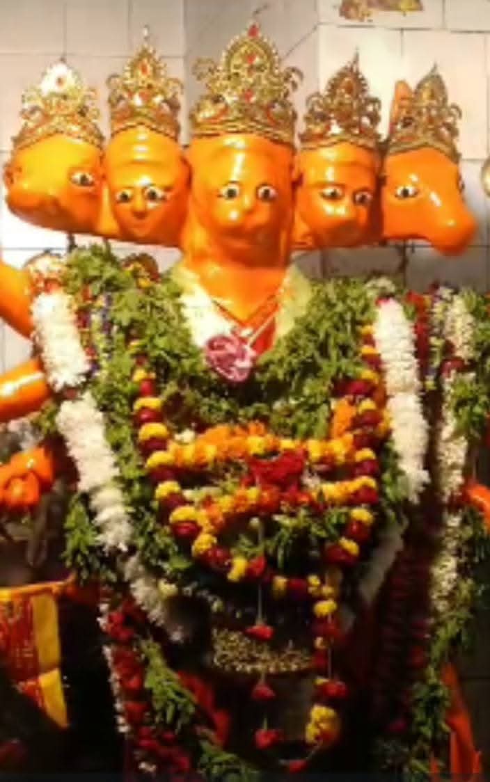 raianand84's tweet photo. बीते कल #प्रतिष्ठा_द्वादशी के अवसर पर #बादामी_देवी_आश्रम में संत हरिकृष्ण दास जी महाराज द्वारा " संस्कार एवं सांस्कृतिक चेतना " पर प्रवचन सुनने का अवसर मिला साथ ही #अंजनी_पुत्र_सेना द्वारा सामूहिक #हनुमान_चालीसा पाठ और आरती में शामिल होने का सौभाग्य प्राप्त हुआ।
#जय_श्री_राम https://t.co/sXbWkMWZ54