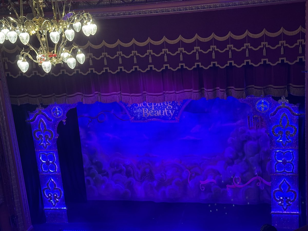 sianybabes24's tweet photo. On recommendation by @williamhanson from listening to @sextedmyboss, I bought tickets for Xmas for my besties for Sleeping with Beauty!! It was the best show and such a laugh &amp; light hearted humour. Best tonic we needed thank you @williamhanson #sexted #beauty #littleprick https://t.co/hdQoubCLV1