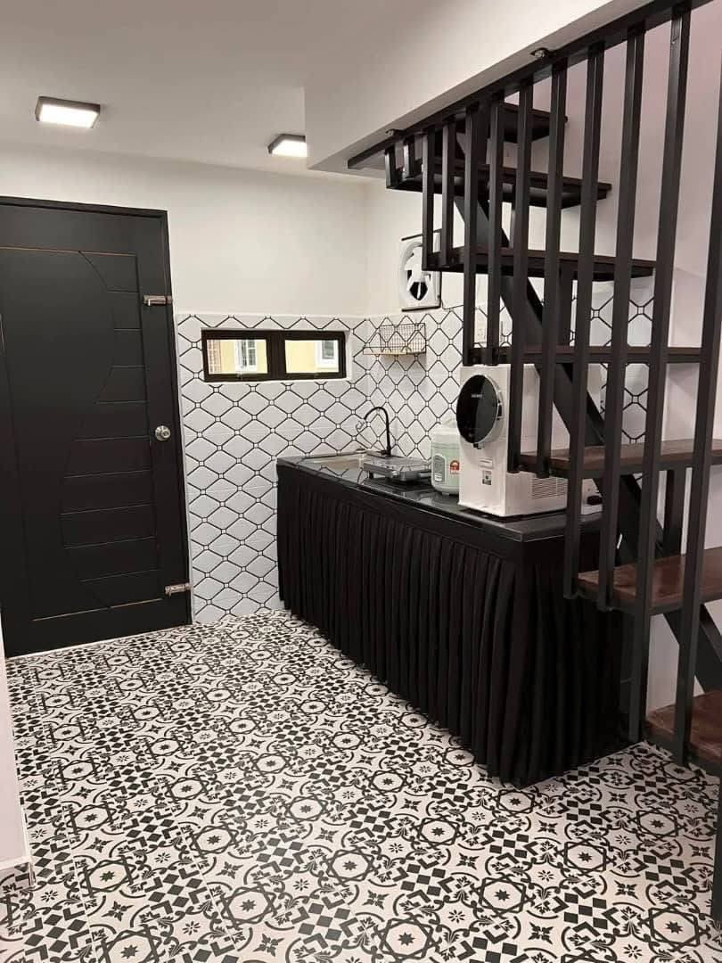 Alhamdulillah syukur, tiny House RM 21k kami akhirnya siap sepenuhnya.

lahir dengan berkonsepkan minimalist elegant &amp; english style. berkeluasan 300 sqft 12 x 25 kaki. deco bajet sahaja 😉

📸 : ghafirahnurizzat