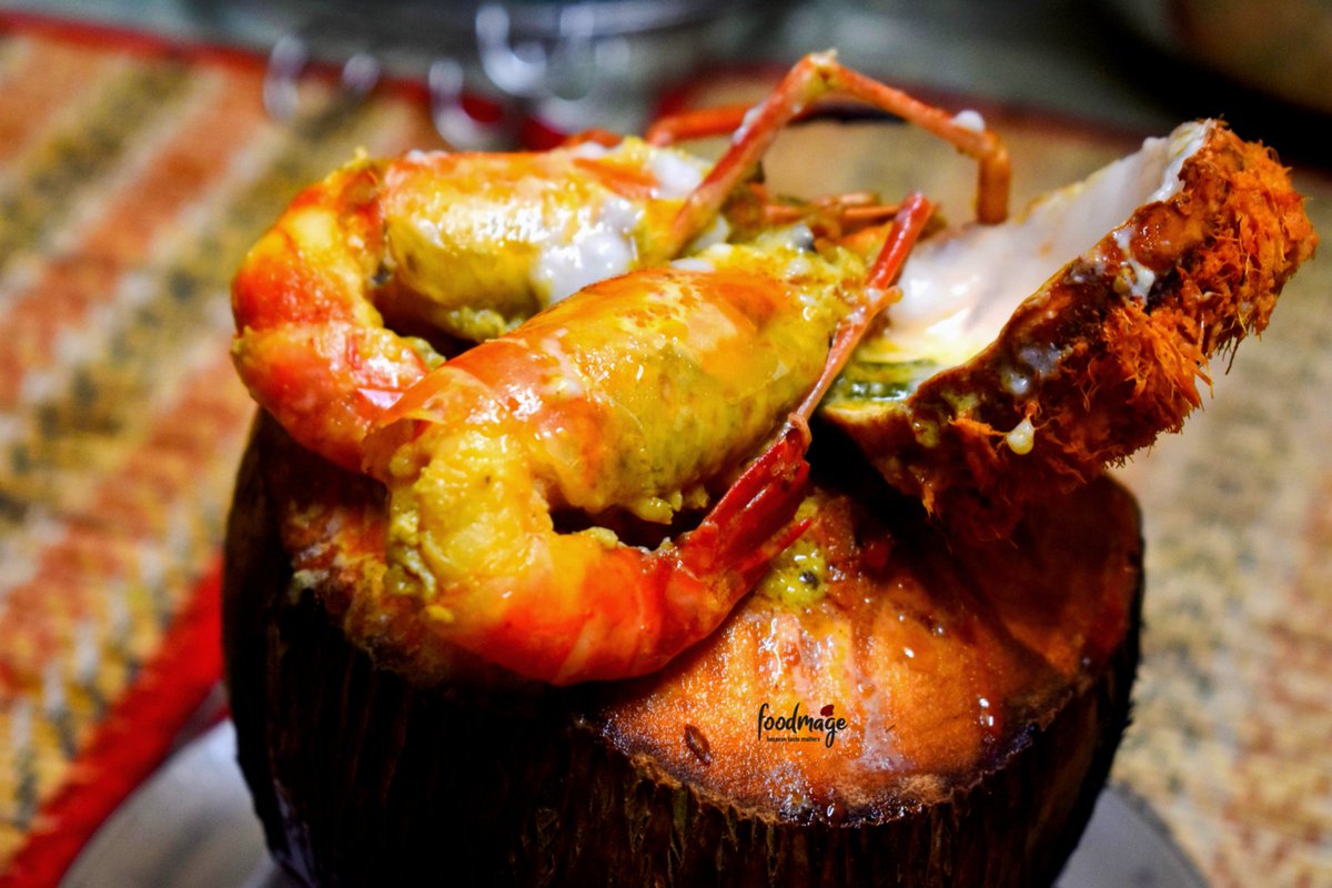 foodmage2020's tweet photo. 📷 : Daab Chingri/ডাব চিংড়ি 🍤🤍😍
A traditional Bengali Delicacy where Prawns (preferably Jumbo Prawn or Galda Chingri) slow cooked within tender coconut along with the coconut flesh infused with rich aromatic spices &amp; served in a green coconut shell! 👌
#Foodmage #DaabChingri https://t.co/zoTT3acS4A