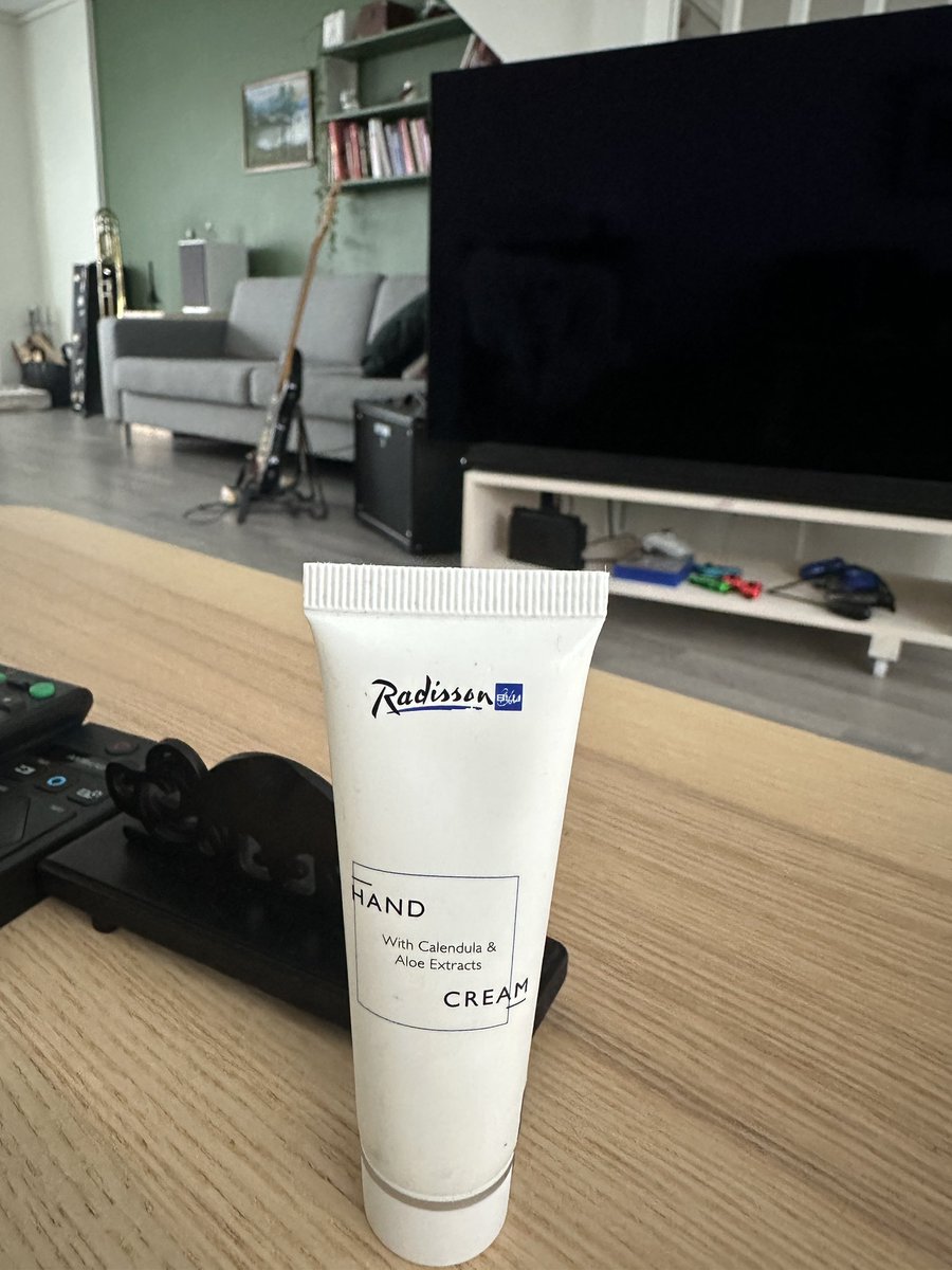 b0bleplast's tweet photo. raddison blu https://t.co/djVZHrd8Oc