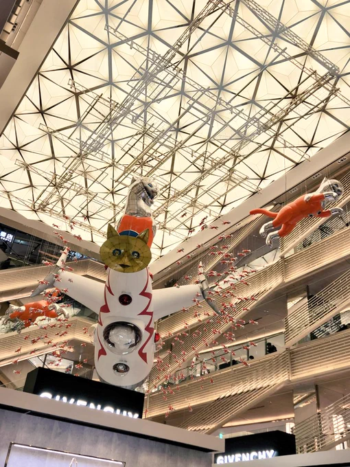 GINZA SIXのスペースキャット冬になったら屋上のスケートリンクにも降臨していた数年前に鎌倉の海近くの裏通りを歩いていたら偶然見つけた子(ヤノベケンジさんの作品) 