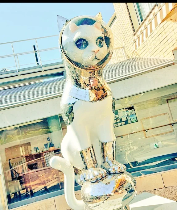 GINZA SIXのスペースキャット冬になったら屋上のスケートリンクにも降臨していた数年前に鎌倉の海近くの裏通りを歩いていたら偶然見つけた子(ヤノベケンジさんの作品) 