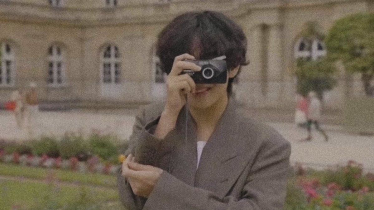 btskthv1230's tweet photo. @viraltakes RÊVÉ - "That feeling of freedom I felt in Paris, the instant beauty.  A dreamy scene seen through the eyes of V"

📅Pre-order: 2025.01.14. 11AM (KST)  
📅Release: 2025.02.03. (KST)    

V IS COMING 
Rêvé IS COMING 
#KimTaehyung 
#V #뷔 #V_Rêvé https://t.co/p2FwSgqBea