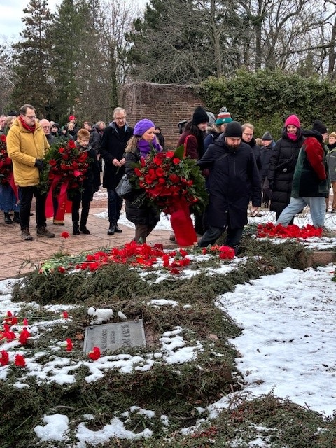 «Eure ‹Ordnung› ist auf Sand gebaut.» 
– Rosa Luxemburg

Heute fand in Berlin das Gedenken, anlässlich Jahrestages der Ermordung von #RosaLuxemburg und #KarlLiebknecht, statt. Mehr zu Rosa Luxemburgs Leben und Werk 👇 
rosaluxemburg.org