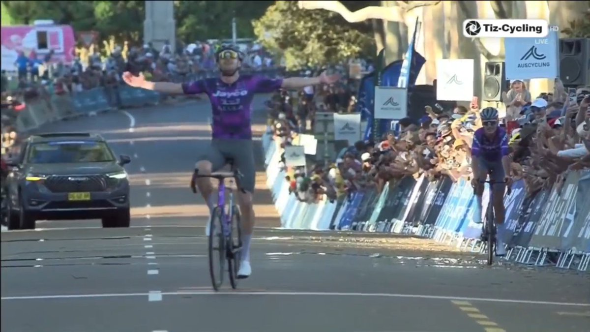 Luke Durbridge is the 2025 Australian road race champion!🏆🇦🇺 Classy gesture by Luke Plapp who let his Jayco-AlUla teammate get the victory after being all the day at the front of the race. 🎩
#RoadNats25