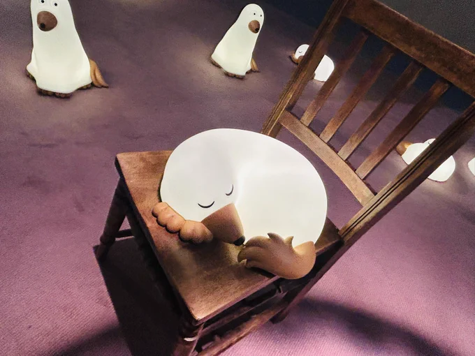 母親が行きたいと言ってたfoxco さんの個展「The Longest Night」を観てきた。「おばけいぬ」がとても可愛くて、親友たちが飼ってる犬たちのこと思い出すような、楽しそうな姿がとても可愛かったし、ホールの光るおばけいぬたちに大感動した。行けてよかった 