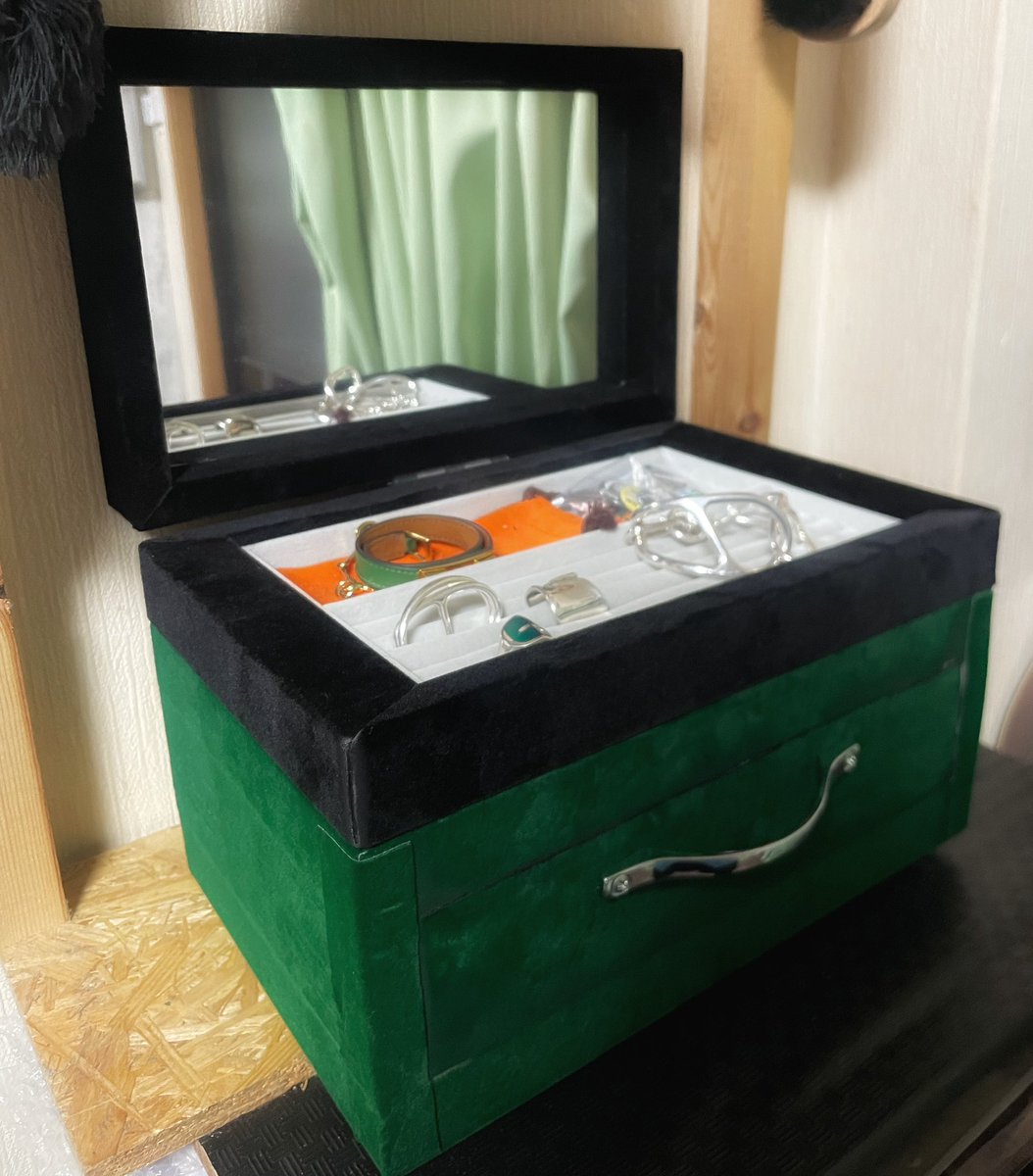 pntk_inc's tweet photo. アクセサリーボックスを年末年始の暇潰しに作ったはいいものの、なんか手作り感が満載だったのでベルベットを貼ったらよい感じになったよ! https://t.co/BGnj98CI0R