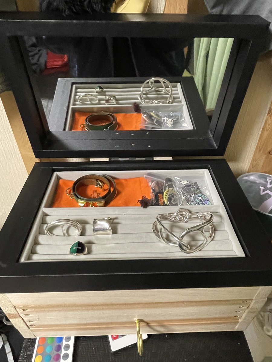 pntk_inc's tweet photo. アクセサリーボックスを年末年始の暇潰しに作ったはいいものの、なんか手作り感が満載だったのでベルベットを貼ったらよい感じになったよ! https://t.co/BGnj98CI0R