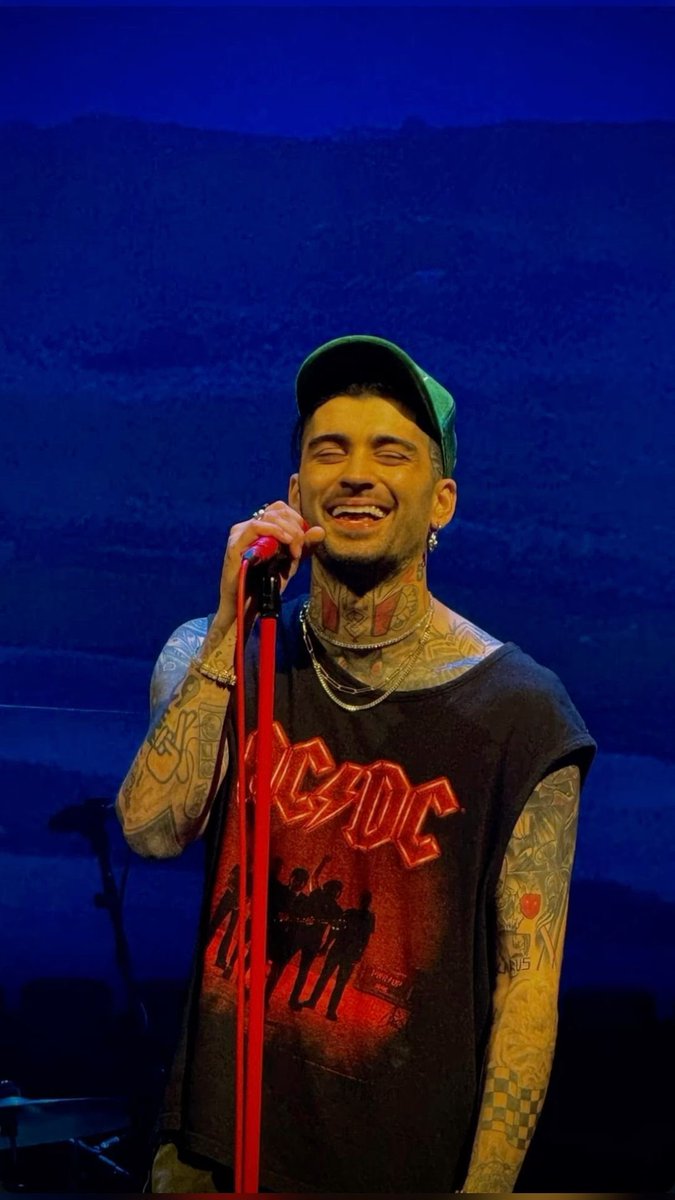 _fangirlninax's tweet photo. happy birthday zayn! 🫶🏻 you are an amazing and strong person and you mean so much to so many people. your unique voice is an absolute blessing to listen to and the songs you write are so beautiful. im so proud of everything you do and we all love u so much! have an amazing day ❤️ https://t.co/0AKL8jMeR5