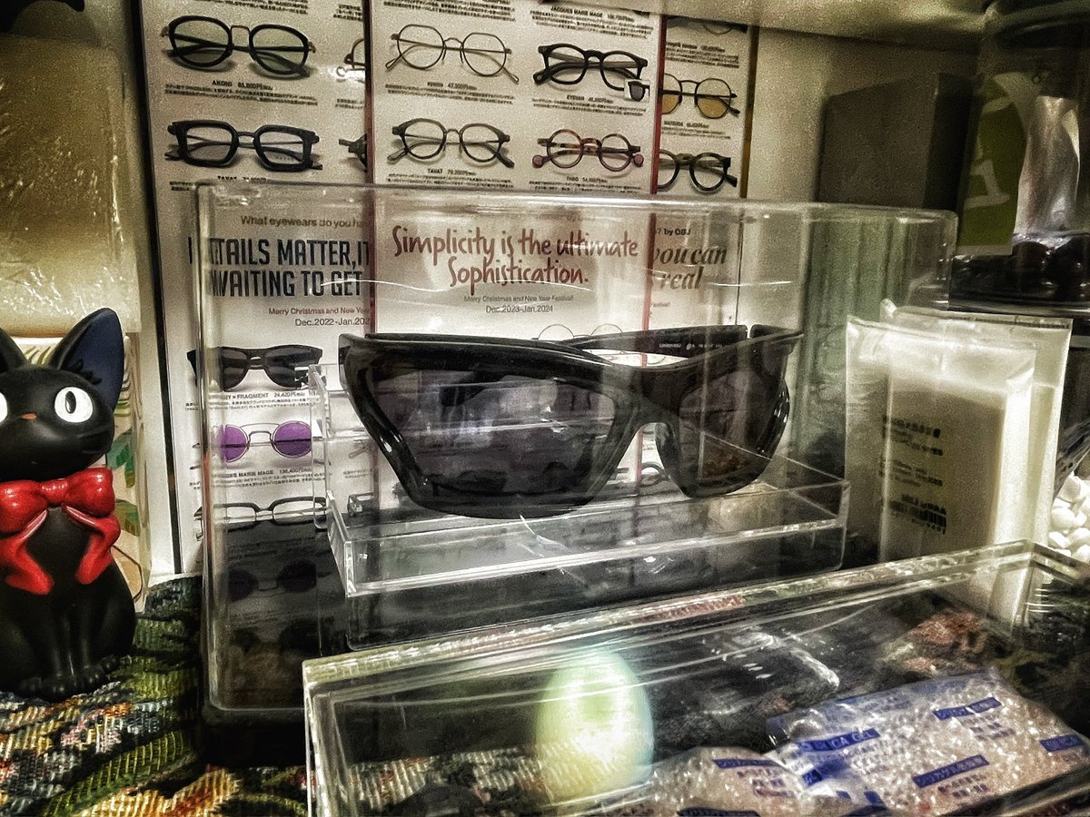 pntk_inc's tweet photo. 余ったベルベットで100円ショップで買ったアクリルケースと台座もベルベット仕様にしたらすごく良い感じになった! https://t.co/FefF0KSdkT