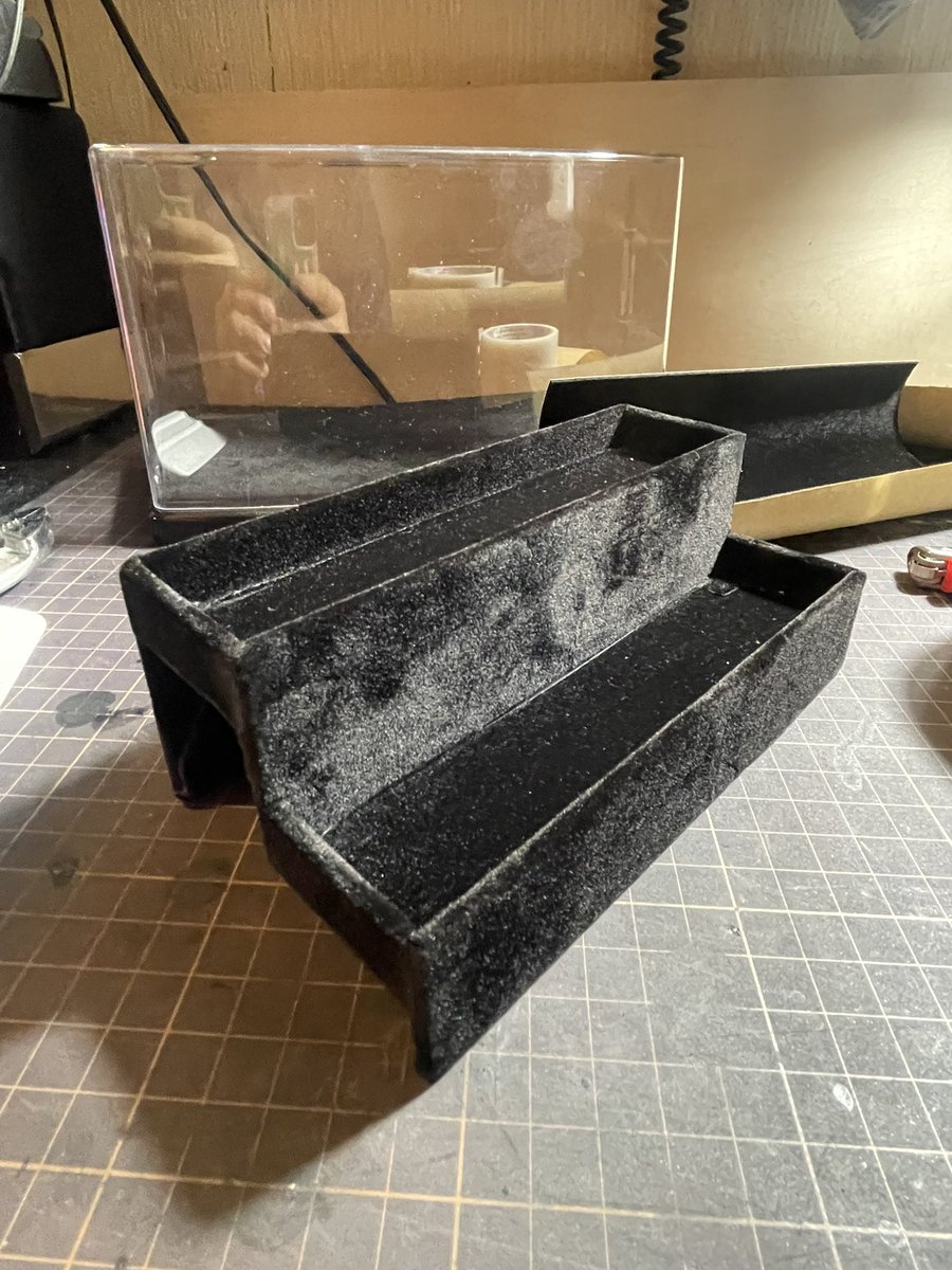 pntk_inc's tweet photo. 余ったベルベットで100円ショップで買ったアクリルケースと台座もベルベット仕様にしたらすごく良い感じになった! https://t.co/FefF0KSdkT