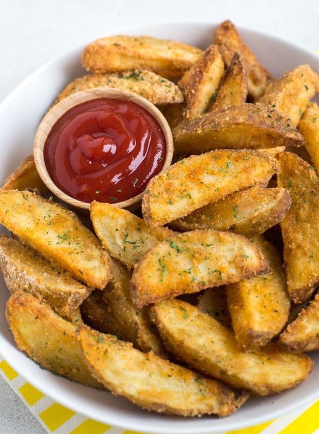 eatsimple_x's tweet photo. Resep Simple Cripsy Potato Wedges 🥔🍟

Bahan-bahan:

• 4 buah kentang besar
• 1 cup tepung terigu
• 1/2 cup tepung maizena
• 2 sdn minyak sayur/zaitun
• 1 sendok teh garam
• 1/2 sdt merica hitam bubuk
• 1 sdt paprika bubuk
• 1/2 sdt bawang putih bubuk
• 1/2 sdt oregano kering (opsional)
• Garam dan air secukupnya
• Daun parsley untuk taburan
• Minyak untuk menggoreng

Pict: Pinterest