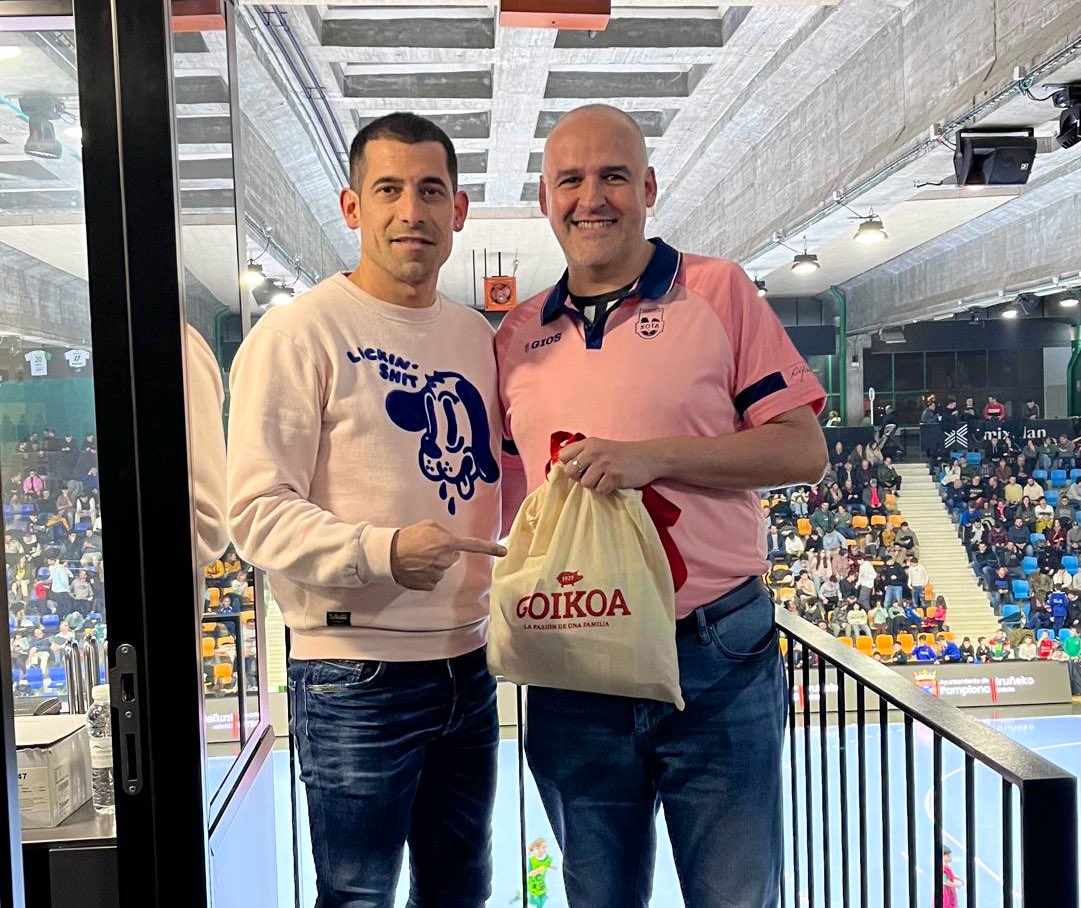 CDXOTA's tweet photo. 📸 Aquí los ganadores del sorteo del descanso, que ya cuentan con un lote de productos 🐷 #Goikoa y una comida o cena para dos personas en 🍔 @Bi_Sisters 

💚 #SomosVerdes https://t.co/LsGGvY39x5