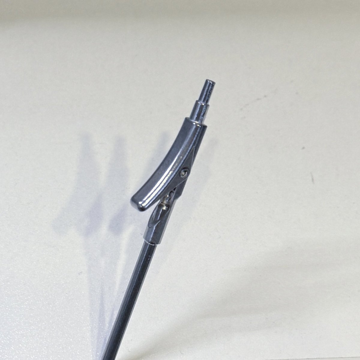 MochaMonakachan's tweet photo. 富豪モデラーなので塗装クリップを全て金属製で揃えているんですが、新たな金属製クリップが売ってたので購入
先端が2mmと3mmの軸になっていてパーツに差し込めるとのこと、めちゃ便利そう https://t.co/RnVRCzkojC