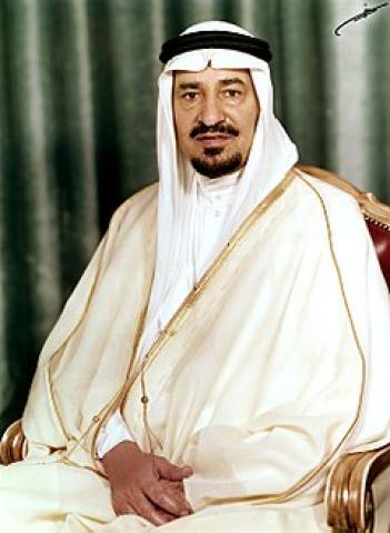 1il5i's tweet photo. في عهد الملك خالد، وقعت حادثة مروعة شهدت اعتداءً شنيعًا على فتاتين أمام والدهما على يد رجال شرطة.

كيف تعامل الملك خالد مع هذا التحدي الأخلاقي الكبير في لحظات حرجة من التاريخ.

بسرد لكم التفاصيل أسفل التغريدة 
فضلها وتابع معي 🤎🤎 https://t.co/zPLqZY3N9C
