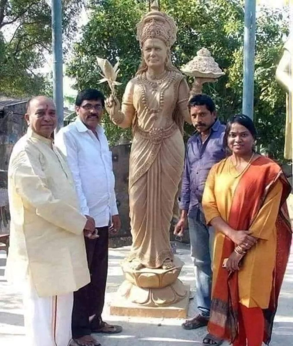 shauryabjym's tweet photo. गांधी हत्या और उसके बाद का 'नरसंहार'
30 जनवरी 1948 को शाम 5 बजकर 17 मिनट पर गोडसे ने पूज्य बापू की जान ले ली थी... लेकिन उसके बाद उस रात क्या हुआ था ? ये किसी को नहीं पता... लेकिन ये पता होना चाहिए... ये पता होना चाहिए कि खुद को लिबरल, सेक्युलर, अहिंसक बताने वाले गांधी के चेलों ने उस रात गांधी के नाम पर क्या महाप��प किया था...
ये पाप इतिहास की किताबों से मिटा दिया गया है. लेकिन छुपाने से सच बदल नहीं जाता, ये लिबरल, ये सेक्युलर एक बार फिर गांधीवाद के नकाब के पीछे अपनी कुत्सित चालें चल रहे हैं।
👇👇👇