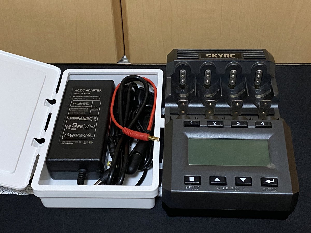 osabz_mini4wd's tweet photo. 当分、充電器ネタで盛り上がれる私❤️
今日買ったダイソータックルギアケースがモッコリなのが納得いかず…フタとまの上部フチの部分から切り取ってやったゼェ⤴︎⤴︎
どーよ…ピッタリ収まったゼェ⤴︎⤴︎😊
#コンパクトバッグ
#SKYRC
#MC3000
#フタとま
#電源アダプター #その他 https://t.co/lvIrL6RSL3
