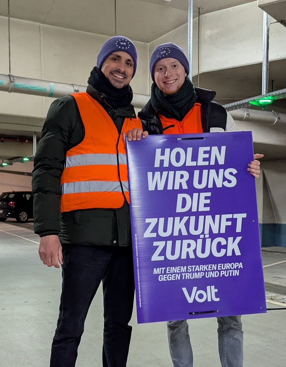 RoluMullerVolt's tweet photo. Mit @LoPumoDanilo über Nacht nach Waldshut gefahren, um @VoltBW beim Plakatieren für die #Bundestagswahl2025 zu unterstützen. War verdammt kalt, aber hat Spass gemacht 🫰💜 https://t.co/EJW4N6hyUc
