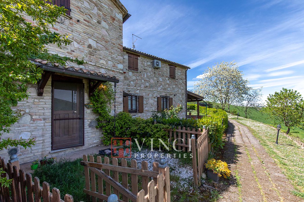 italianhouses's tweet photo. https://t.co/r7PhhNB4bR
Portion of a #Marchigiano house in a renovated hamlet, near #Acqualagna, one of the #Italian capital of the #truffle, with beautiful views reaching to the city of #Urbino. €110,000.
#italy #property #marche #lemarche #pesaro #urbino #luxury #luxuryhomes https://t.co/a81F6k4v7I