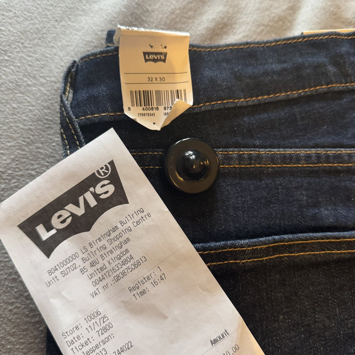 Cheers <a href="/LEVIS/">Levi's®</a> what do you suggest I do with this when it’s an hour round trip to my nearest store? 🤷🏻‍♂️