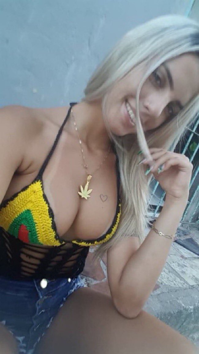 Apimentadasbras's tweet photo. 🚨🔥URGENTE: Os traficantes com ensino fundamental incompleto conseguiram macetar essa patricinha gostosa, enquanto o Beta se forma na faculdade e não consegue nem um abraço.

VEJA O V4Z4MENTO COMPLETO ⬇️🥵 
https://t.co/3D7eSLsRFB https://t.co/SbOXfZTU4h