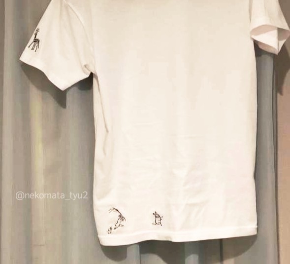 nekomata_tyu2's tweet photo. きょうの売り子と僕のTシャツを見て見てします　じつは見えないところにもいた　ヌー教徒の言葉はみずち、それ以外は僕が書きましたｲｪｲ https://t.co/Rpl18Sb6la