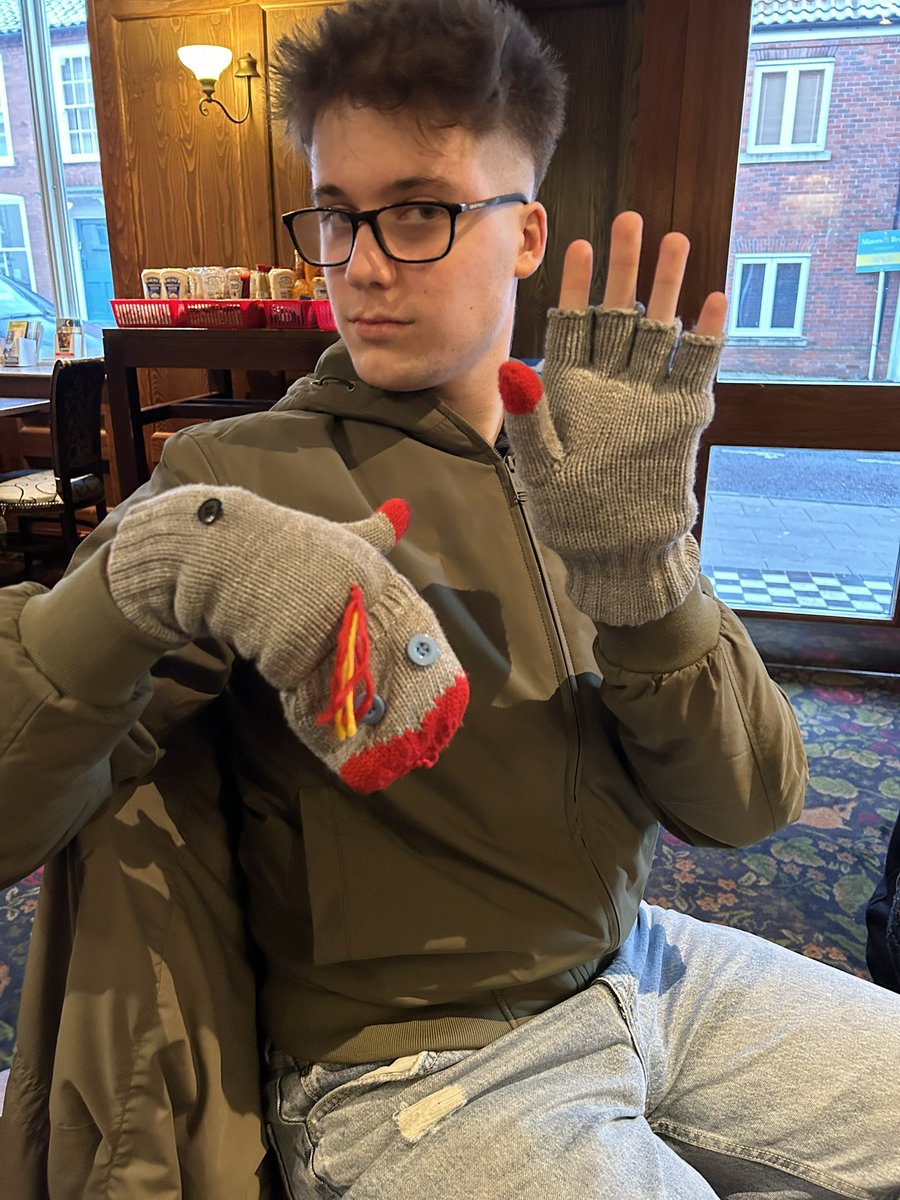 nuts_ly's tweet image. Spreading the love with my gloves @TheOnlyDJQualls @SlusanSusan1 @rynelson2 @superflick_ @CherryLaila0301 🥰