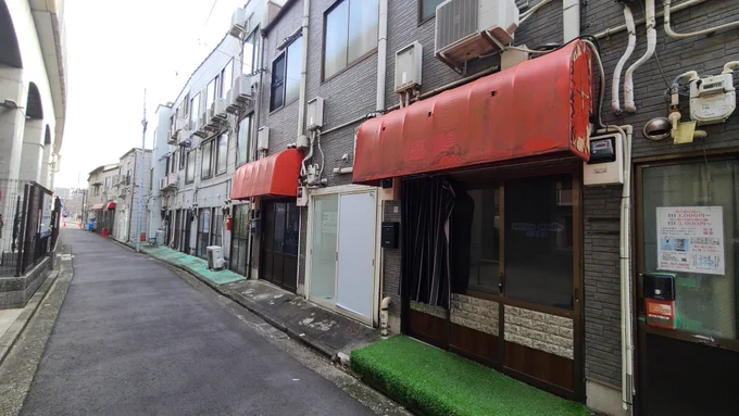 黄金町ガード下のちょんの間跡地20年前まではスナックという名目のちょんの間が並び数百人規模の外国人を中心とした娼婦が営んでいたらしいけど建物の構造に名残が感じられて面白かったです現在は摘発、一掃されてますここもいつ再開発されるかわからないので見ておいて良かったです 