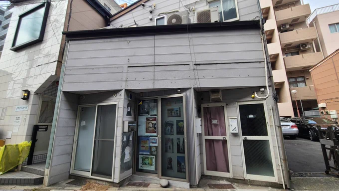 黄金町ガード下のちょんの間跡地20年前まではスナックという名目のちょんの間が並び数百人規模の外国人を中心とした娼婦が営んでいたらしいけど建物の構造に名残が感じられて面白かったです現在は摘発、一掃されてますここもいつ再開発されるかわからないので見ておいて良かったです 