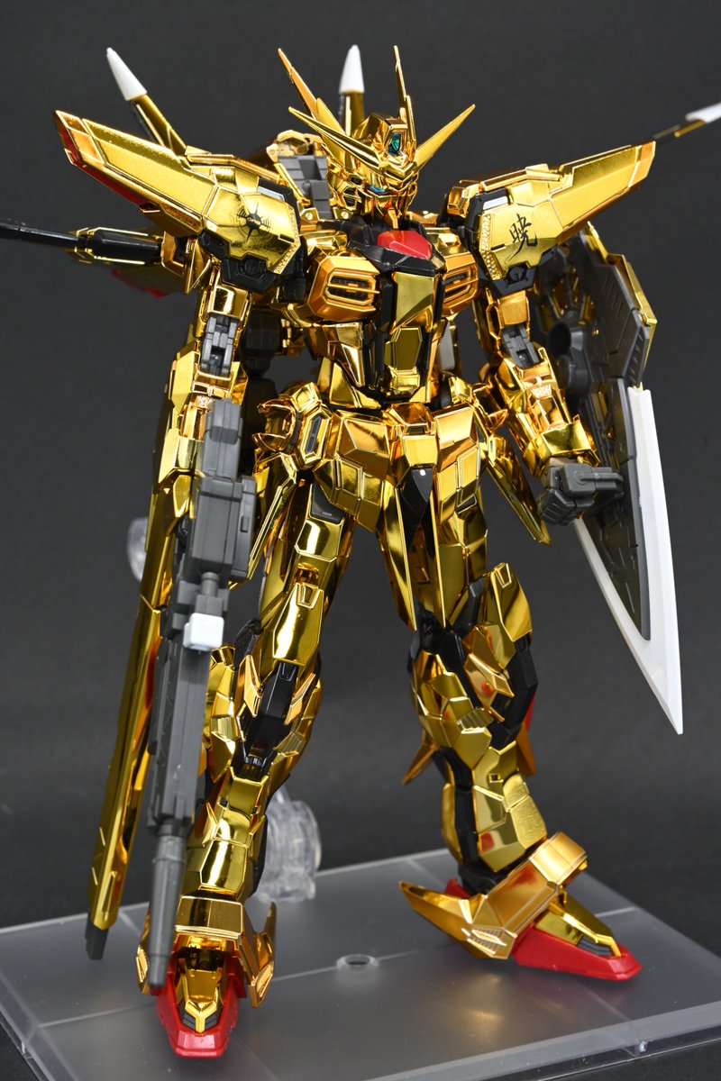 mitarai5500's tweet photo. RGアカツキ完成！
メッキとの付き合い方が分からなかったので最低限のデカールを貼って、貼った部分だけラッカークリアで保護。それだけでも十分カッコ良いので良し。
他の画像もリプに載せるので見ていって下さい。
#ガンプラ https://t.co/6RNAmEG5l2