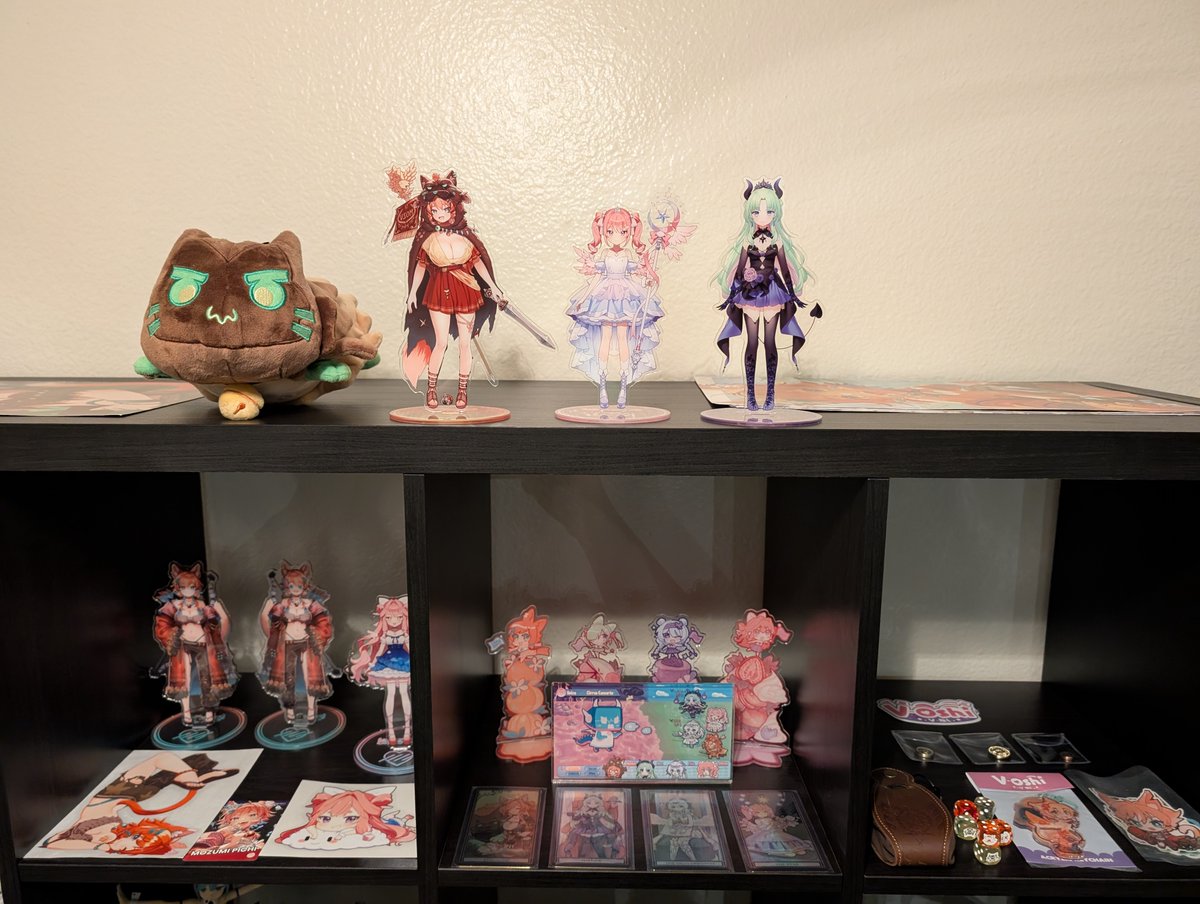 SpacePandie's tweet image. #pichiLive I hope the Mozumi pouch gives me a +1 proficiency bonus on my dice rolls. The new merch is amazing yet again.