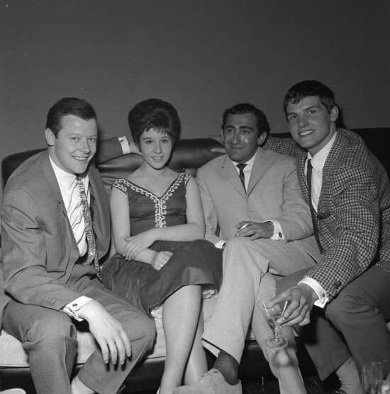 Jessconradcom's tweet image. Happy Sunday. 

One from the archives... 

Craig Douglas, Helen Shapiro, Lionel Bart and me. 🤩