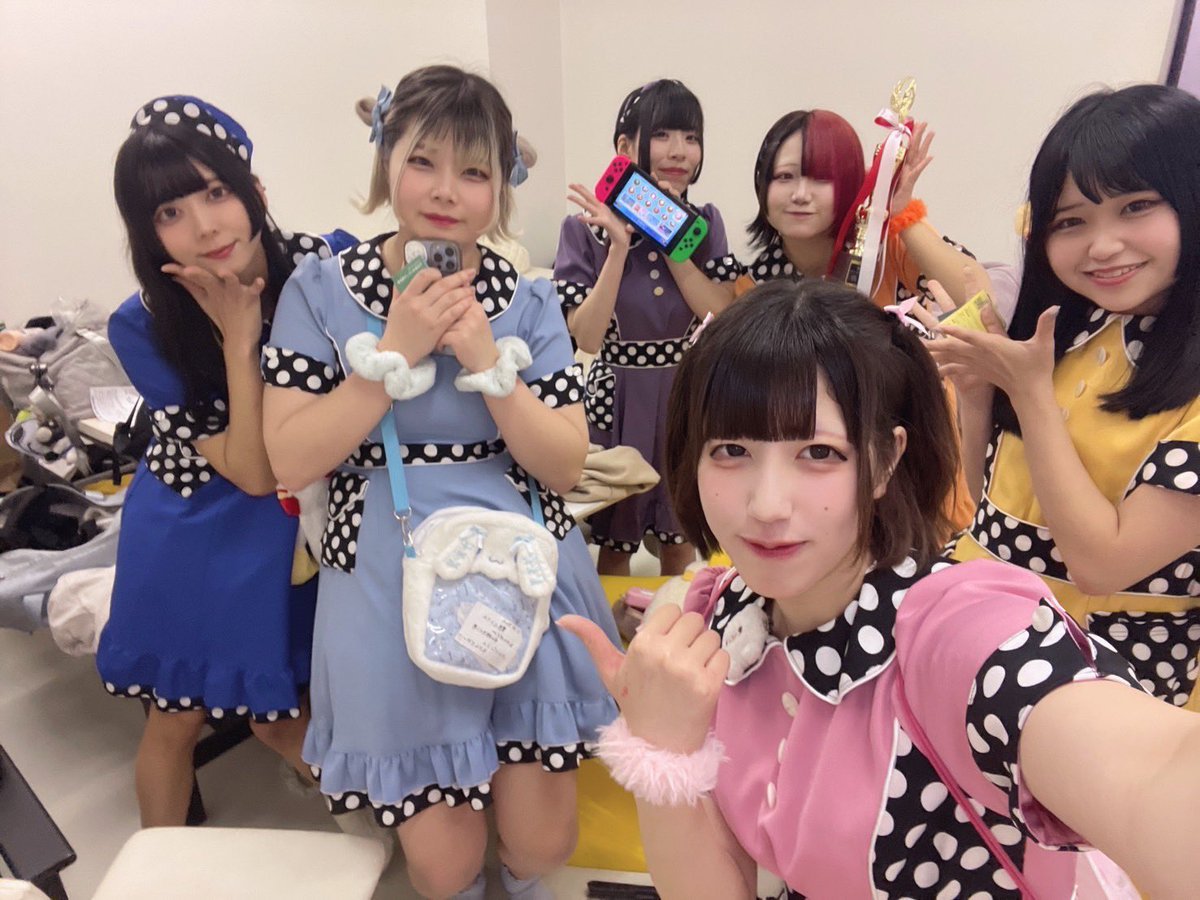 ndia_official's tweet photo. 本日はポルックスでの
ライブにお越し頂き
ありがとうございました✨

ライブはもちろん、ゲーム対決でも
沢山応援して頂き
紗良らんチームが見事優勝し
トロフィーを頂きました😂🏆

ライブ後はレコーディングで
事務所へ移動したので
飾らせてもらいました😊💎

明日は梅田バンブーでのライブに
出演致します❣️
三連休ラスト、是非、一緒に
楽しみましょう💕
🎫 https://t.co/P5AchoZxA2

#ネテルダイヤ