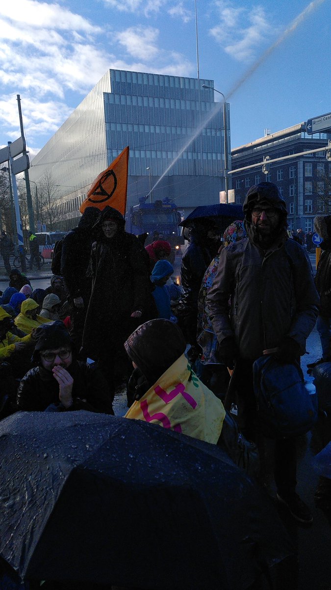 <a href="/XRNL_Legal/">Extinction Rebellion NL Legal Team</a> ik ben vast de enige niet, die meldt dat "waterwerpers" gericht op personen ingezet zijn bij gevaarlijk lage temperaturen. Hopelijk kun je daar iets mee