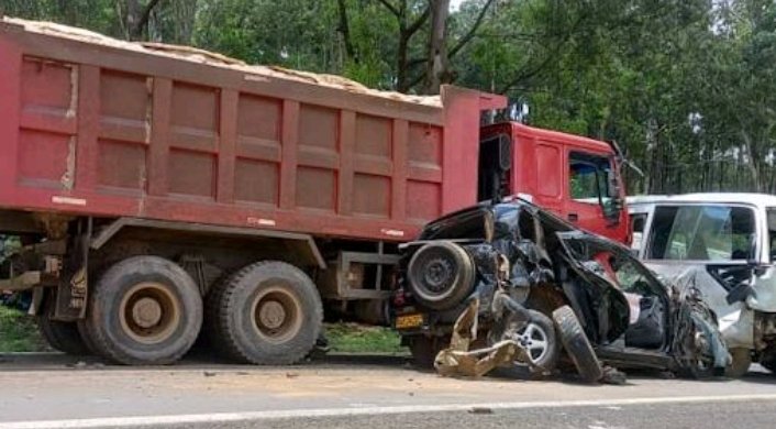 GakwayaSamue's tweet photo. 🚨 *Mugihe utunze cyangwa utwara imodoka yo mu bwoko bwa HOWO.* 🚨

*Ntiwagakwiye kurenza umuvuduko wa 40 Km/h m'umugi .

*Na 50 Km/h ahadatuwe.

Kuko zakozwe hashingiwe cyane kukazi  zishibora gukora,ibijyanye n'ubwirinzi no gukomera ntibyitabwaho kubera isoko zakozwe 
1/1 https://t.co/29RXemujyj