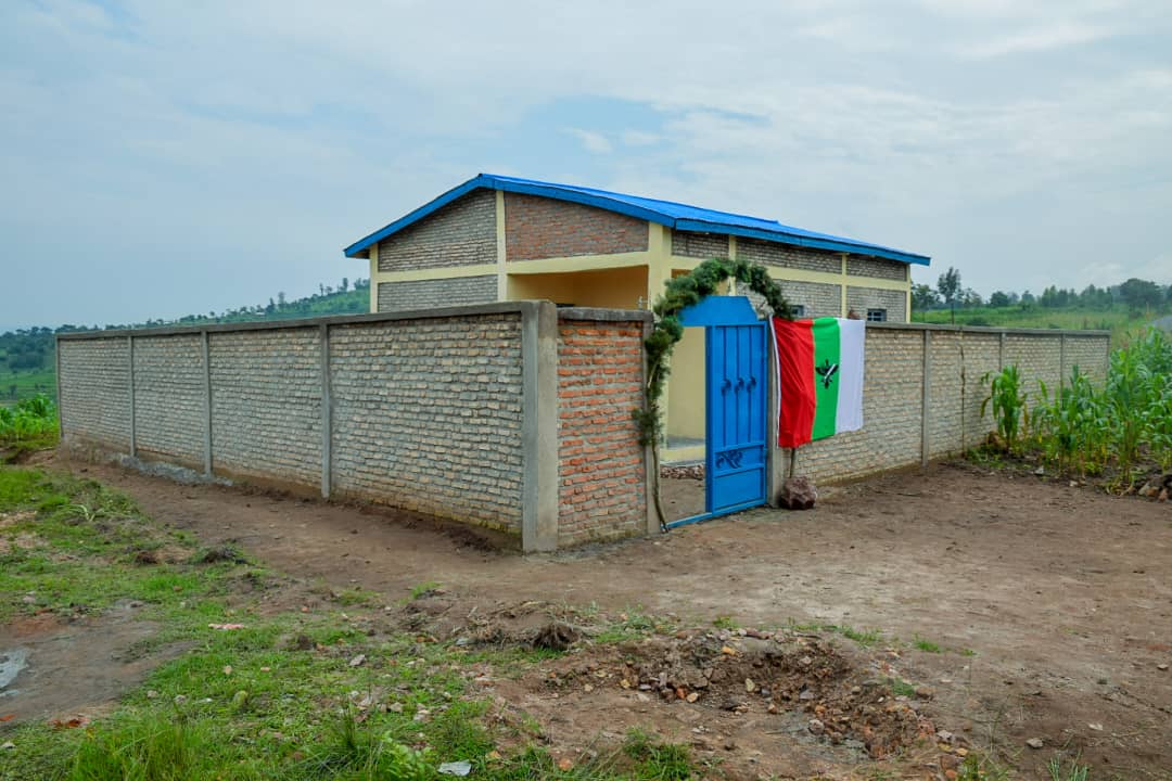 RTNBurundi's tweet image. #Burundi: Le SG Adjoint du @Cnddfdd, Cyriaque Nshimirimana, a remis ce samedi 11.01.2025 une maison moderne construite par les membres de ce parti en faveur de Pascal Mudende, ancien combattant, sur la colline #Gasave, commune #Muyinga, dans la nouvelle province de #Buhumuza