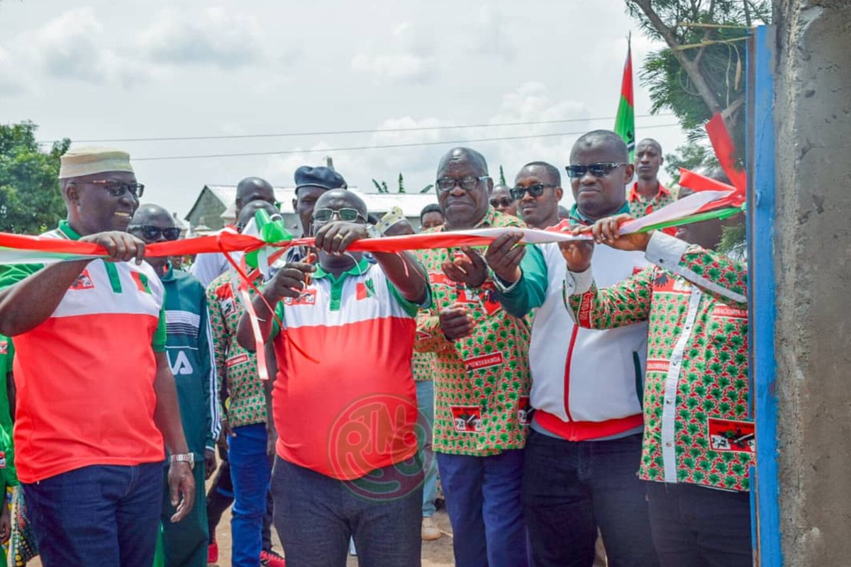 RTNBurundi's tweet image. #Burundi: Le SG Adjoint du @Cnddfdd, Cyriaque Nshimirimana, a remis ce samedi 11.01.2025 une maison moderne construite par les membres de ce parti en faveur de Pascal Mudende, ancien combattant, sur la colline #Gasave, commune #Muyinga, dans la nouvelle province de #Buhumuza