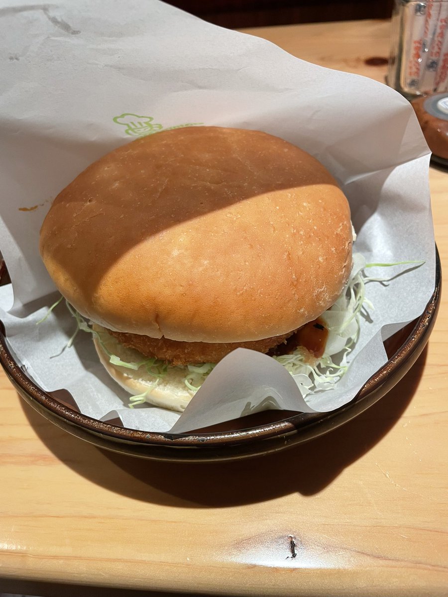 schild_fiction's tweet photo. 比較対象がないから分かりにくいけど思ってたより1まわりデカかったコメダのグラコロ https://t.co/gfpdGZJvZb