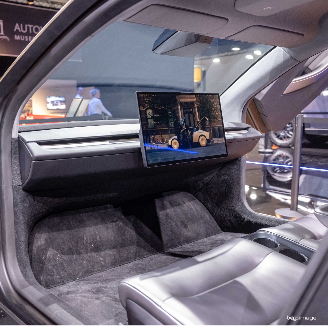 👑 The #BrusselsMotorShow had a royal opening by HM King Philippe! 

🚗 Held January 10-19, it brings together 100+ exhibitors and 63 car brands across 56,000 m², with cutting-edge #conceptcars, #autonomousvehicles and #innovative electric cars! ⚡️

#EmbracingOpenness