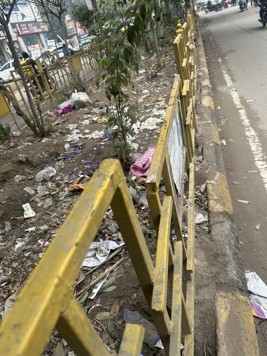 aradsing's tweet photo. @myogiadityanath @CMOfficeUP , @GzbNagarNigam,@DmGhaziabad
#nyayakhand
#kalapathar road
#indirapuram
#clean Bharat 🥲🥲🥲🥲
Very sad and highly filthy main roads situation at Indirapuram’s most expensive and busy Kalapathar road. https://t.co/XFNFILRYkt
