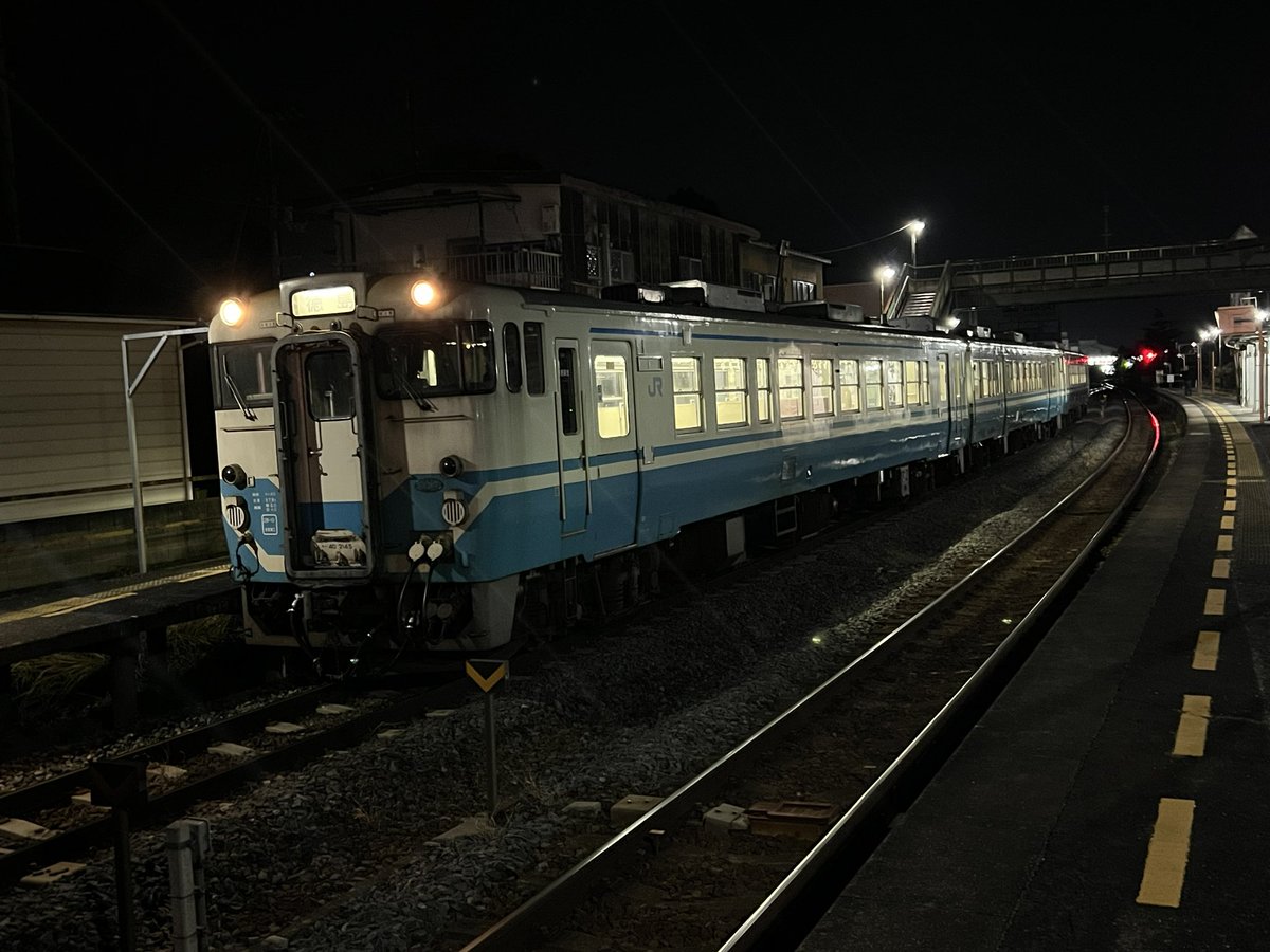 222tamatama's tweet photo. 高松1833発徳島（2109着）行き #363D 普通列車で終点の徳島まで向かってます。
編成は徳島方からキハ40 2145＋キハ47 171＋キハ40 2148です。
気温5°の寒さの中、ましゃの「想望」を口ずさみながら讃岐白鳥で撮影しました😅
#国鉄型車両
#キハ47
#キハ40
#JR四国
#四国再発見早トクきっぷ
#BROS1991 https://t.co/LGRB1oOUDF