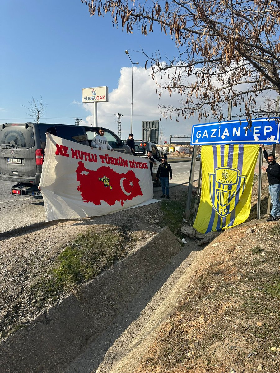 Türk ili Diyarbakır deplasmanı yolunda aracımız arızalanmıştır. 
Tahmini tamirat işlemi ile maçın 16. dakikasında sahaya filan gireriz diye düşünüyoruz. (: 

"O Diyarbakır bir Türk ilidir,
Her il bize sevgilidir! 🇹🇷"

#Ankaragücü - #BekarEviÇocukları