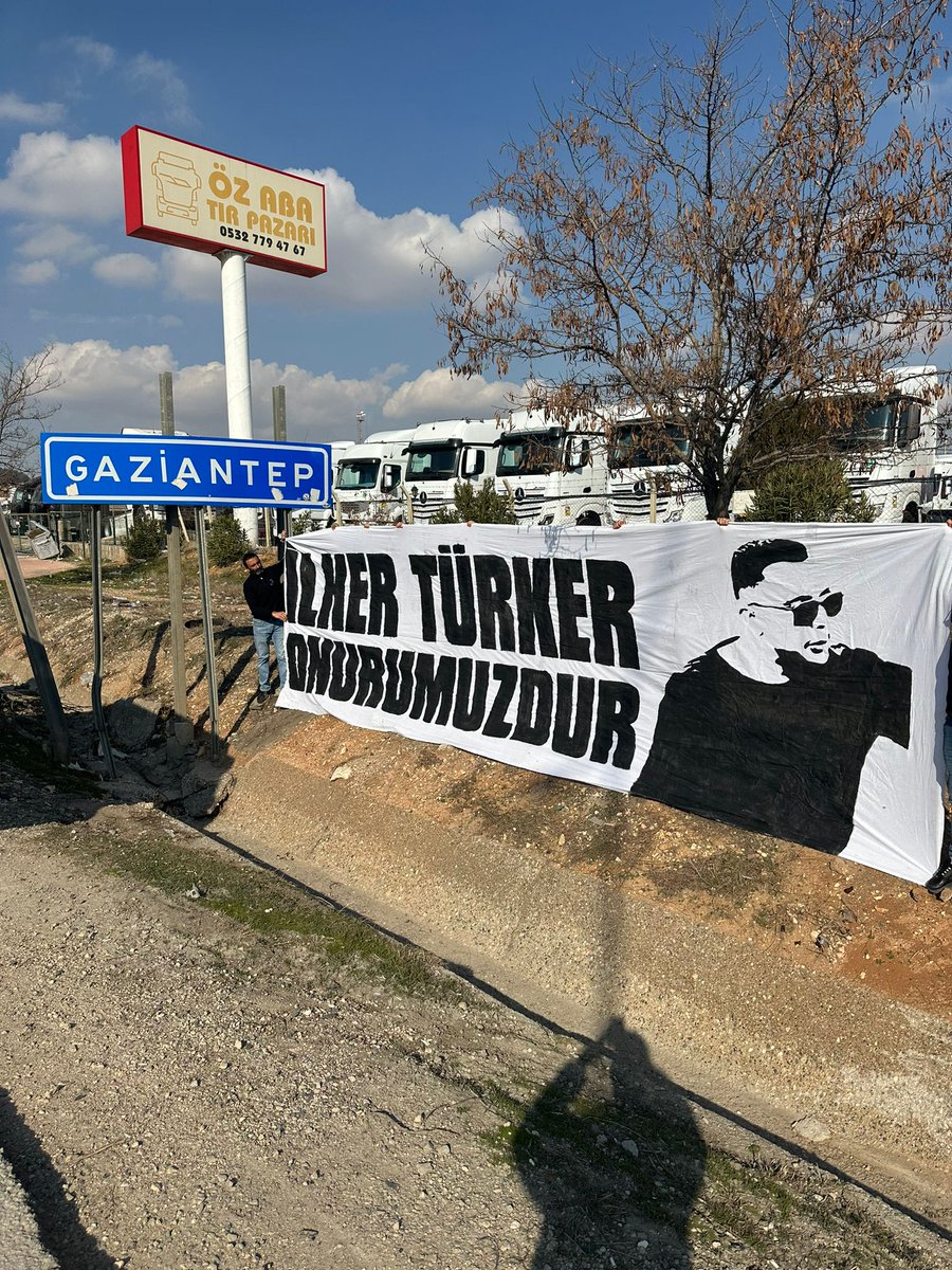 BekarEviTD's tweet photo. Türk ili Diyarbakır deplasmanı yolunda aracımız arızalanmıştır. 
Tahmini tamirat işlemi ile maçın 16. dakikasında sahaya filan gireriz diye düşünüyoruz. (: 

"O Diyarbakır bir Türk ilidir,
Her il bize sevgilidir! 🇹🇷"

#Ankaragücü - #BekarEviÇocukları https://t.co/kE1dXxSweu