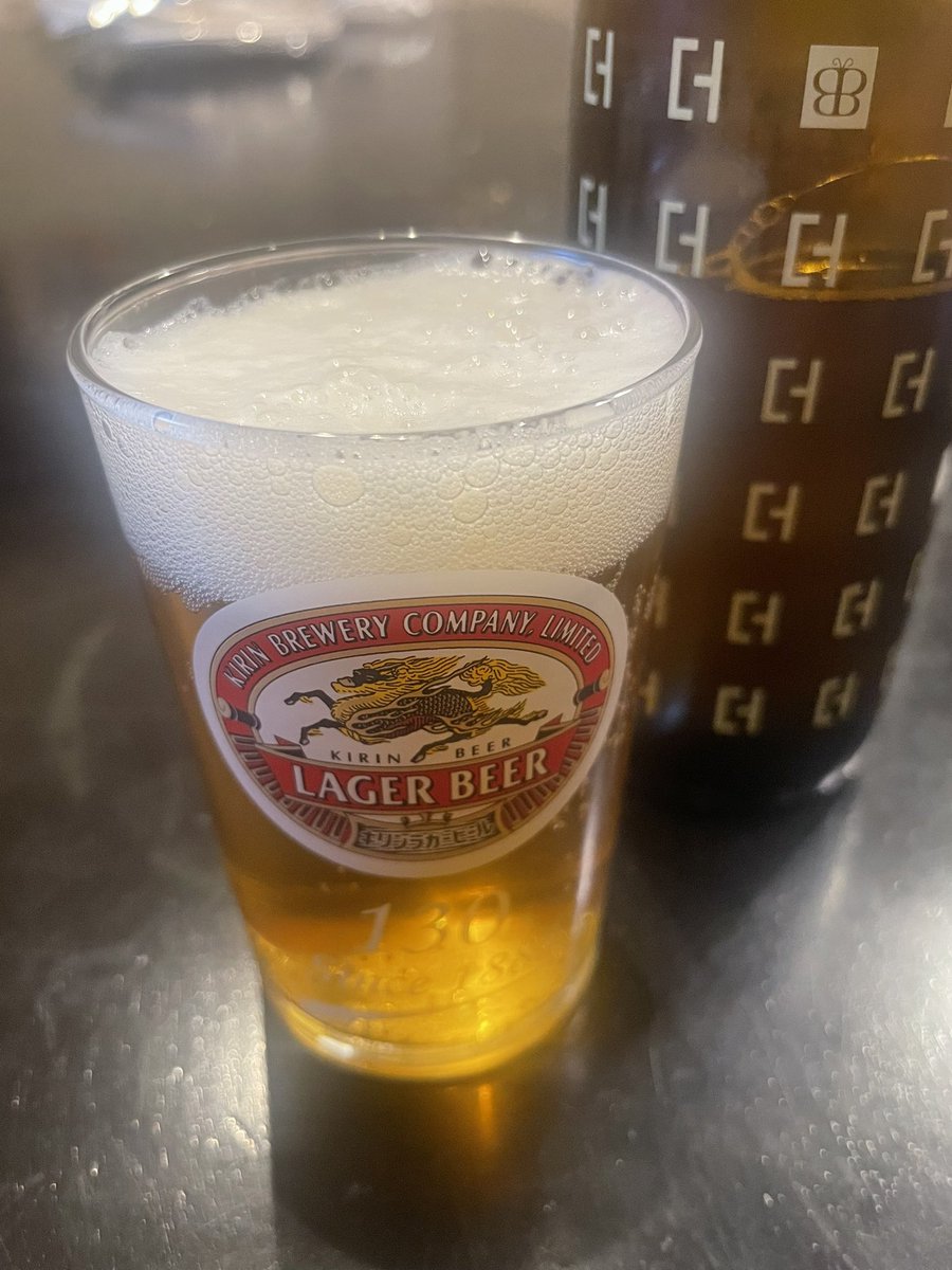 SakeNote2020's tweet image. 家から割と近くに醸造場を構えることことビール🍺
前から気にはなってたけど、買ってみた
何を入れても安酒に見える魔法のグラスでいただくわよ！！

ヴァイツェンやけど、微かにエールっぽい？
濃くて美味しい

#ことことビール
#ヴァイツェン
#京都
#井手町