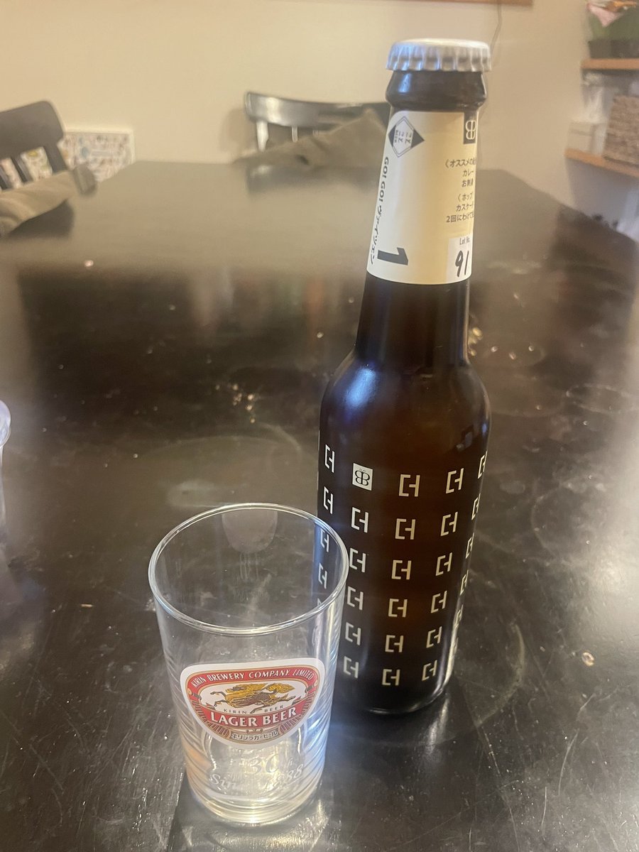 SakeNote2020's tweet image. 家から割と近くに醸造場を構えることことビール🍺
前から気にはなってたけど、買ってみた
何を入れても安酒に見える魔法のグラスでいただくわよ！！

ヴァイツェンやけど、微かにエールっぽい？
濃くて美味しい

#ことことビール
#ヴァイツェン
#京都
#井手町