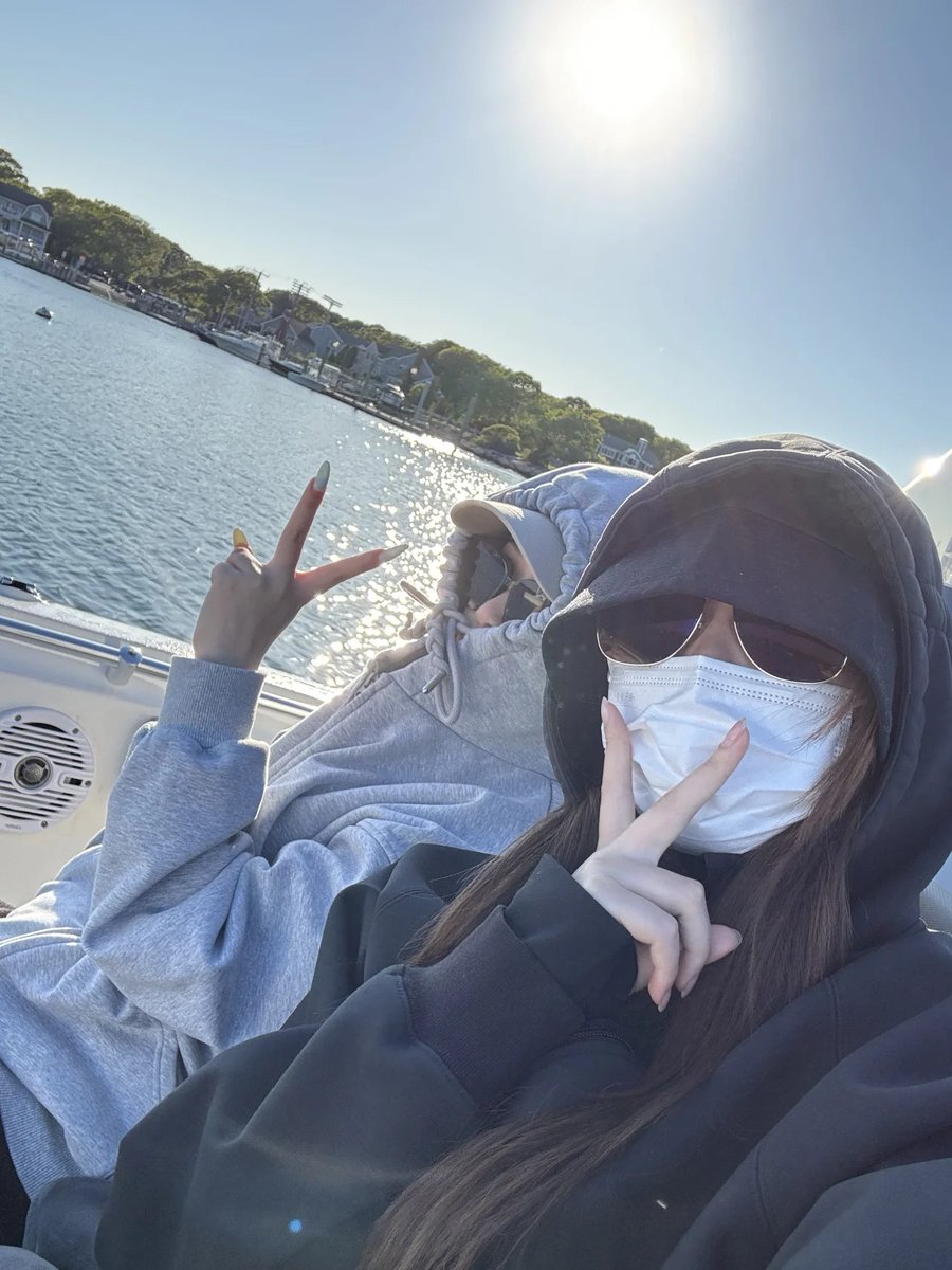 It's so much fun to rent a boat and go fishing with friends on vacation.🎣