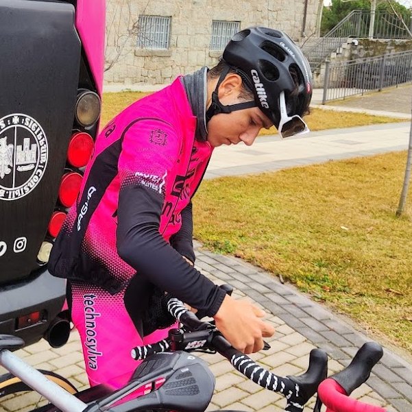 TRBCyclingTeam's tweet photo. 🪖 Nuestros #powerlions 🚴🏽‍♂️🦁 con completa seguridad y fiabilidad gracias a #Catlike @catlikehelmets @CatlikeSport
🔝 Protección máxima en entrenamientos y competición con un extra de aerodinámica
Be Catlike. Be Different.
#catlikehelmet #becatlike
#FundacionReinodeLeondeCiclismo https://t.co/ESCaA6IbRm
