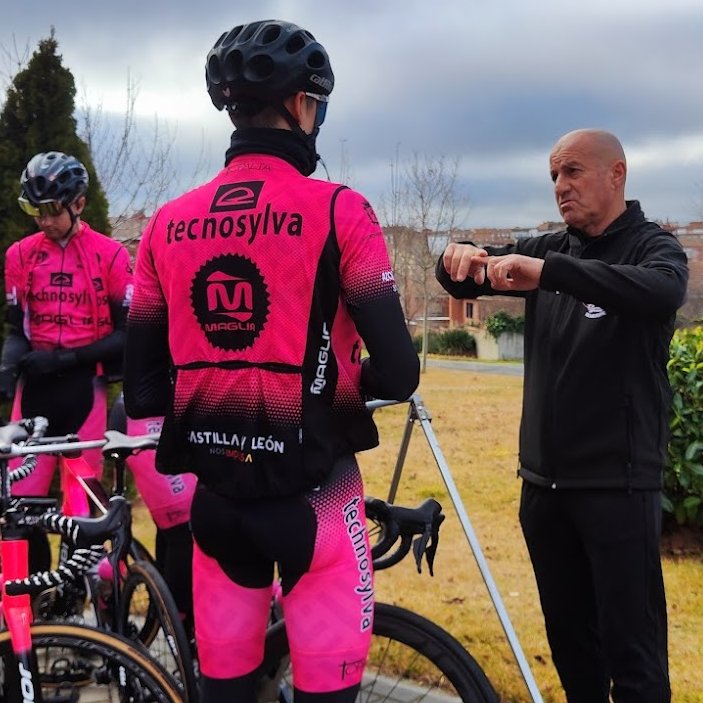 TRBCyclingTeam's tweet photo. 🪖 Nuestros #powerlions 🚴🏽‍♂️🦁 con completa seguridad y fiabilidad gracias a #Catlike @catlikehelmets @CatlikeSport
🔝 Protección máxima en entrenamientos y competición con un extra de aerodinámica
Be Catlike. Be Different.
#catlikehelmet #becatlike
#FundacionReinodeLeondeCiclismo https://t.co/ESCaA6IbRm