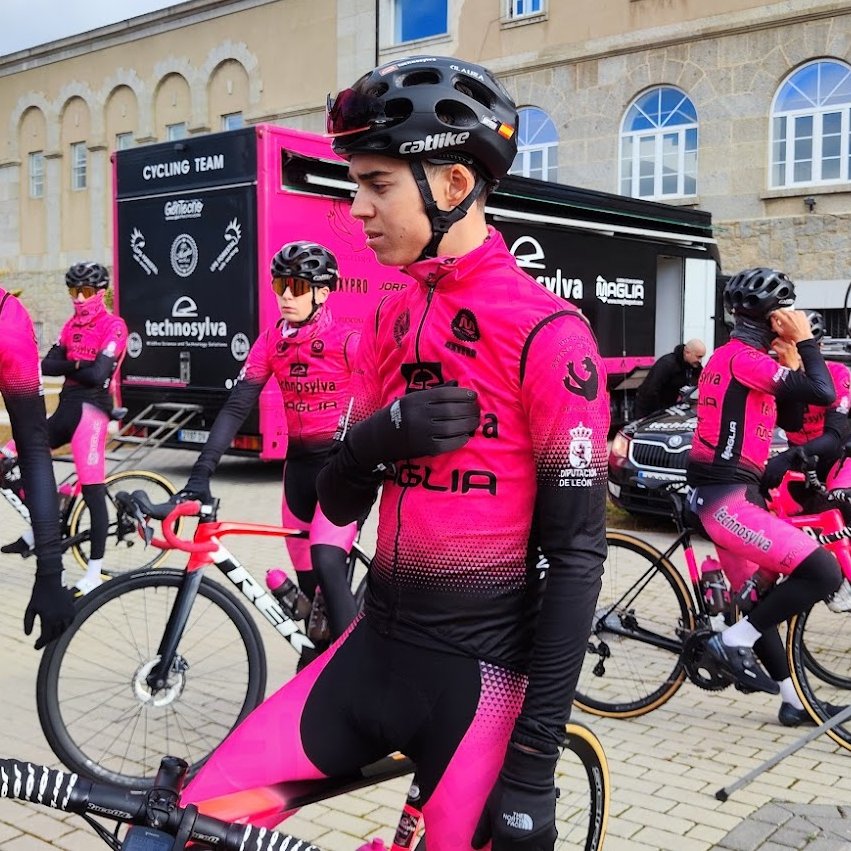 TRBCyclingTeam's tweet photo. 🪖 Nuestros #powerlions 🚴🏽‍♂️🦁 con completa seguridad y fiabilidad gracias a #Catlike @catlikehelmets @CatlikeSport
🔝 Protección máxima en entrenamientos y competición con un extra de aerodinámica
Be Catlike. Be Different.
#catlikehelmet #becatlike
#FundacionReinodeLeondeCiclismo https://t.co/ESCaA6IbRm